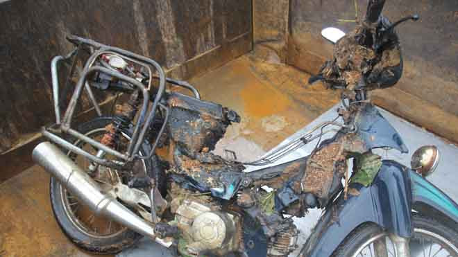 Chiếc xe máy bị cháy trơ khung