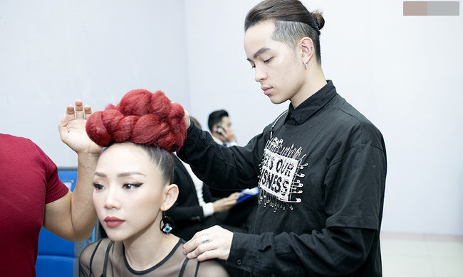 Kelbin chăm sóc ngoại hình cho Tóc Tiên trong hậu trường tập Giấu mặt đầu tiên của The Voice 2017.