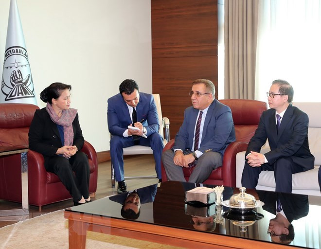 Phó Thị trưởng thành phố Istanbul Hikmet Dengesik (thứ 2 bên phải) đón Chủ tịch Quốc hội Nguyễn Thị Kim Ngân tại sân bay Ataturk. (Ảnh: Trọng Đức/TTXVN)