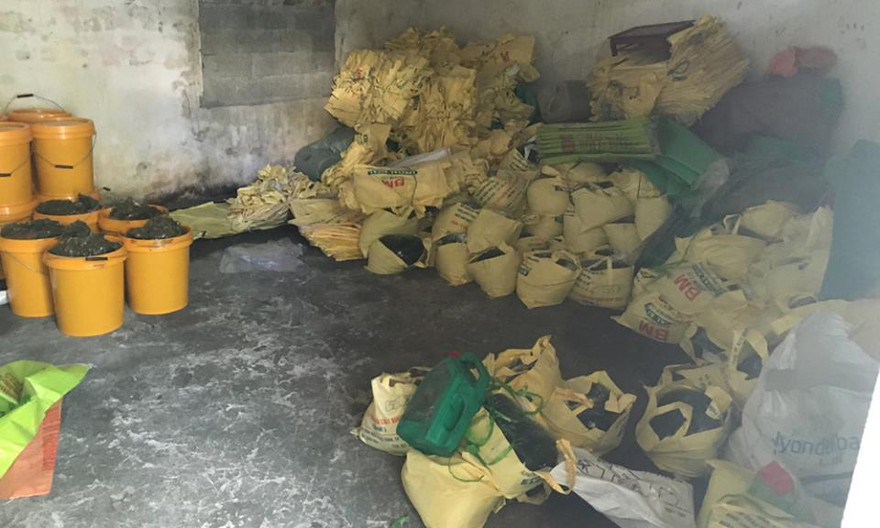 Lực lượng chức năng tiến hành kiểm tra, chủ cơ sở không cung cấp được giấy tờ hợp pháp.