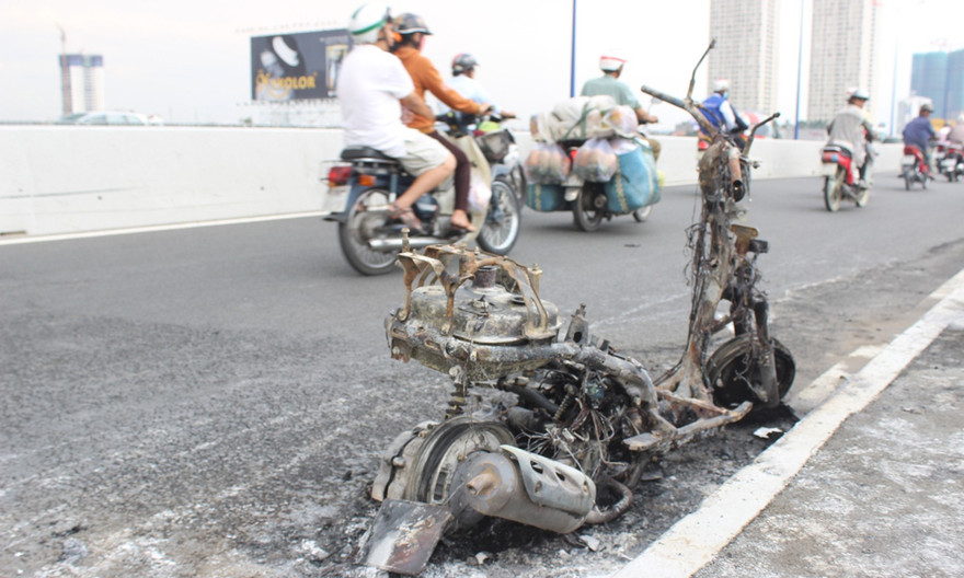 10 phút sau khi cháy, chiếc xe chỉ còn bộ khung sắt.