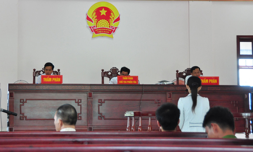 Quang cảnh buổi xét xử.