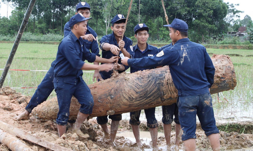 Niềm vui của cán bộ VBMac sau khi xử lý thành công quả bom.