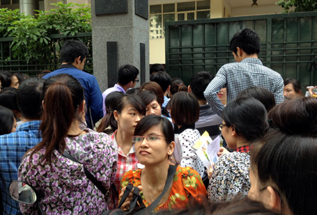 Thí sinh nộp hồ sơ thi công chức ở Cục thuế Hà Nội.