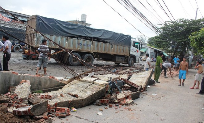 Hiện trường xe khách lùi làm đổ tường