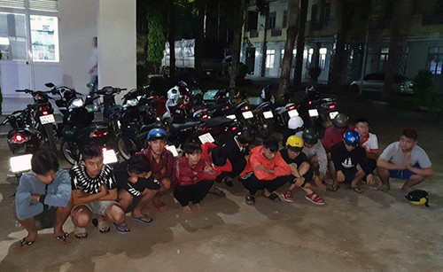 Nhiều người đua xe bị đưa về trụ sở công an xử lý sáng 20/2. Ảnh: Hoàng Trường.