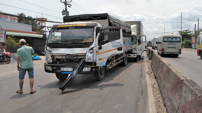 3 xe tải tông liên hoàn trên quốc lộ 1A, nhiều người hoảng loạn