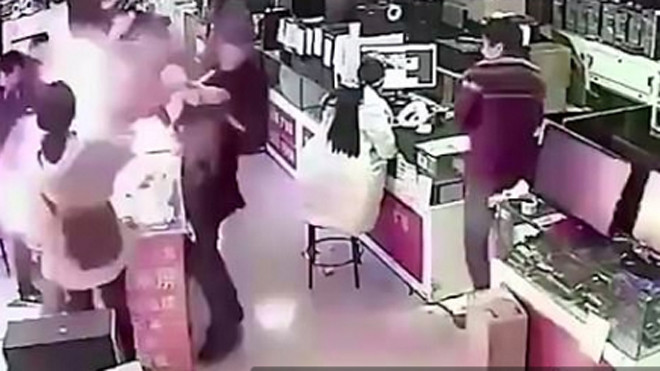  Cú nổ chát chúa khi người đàn ông kiểm tra pin iPhone bằng miệng