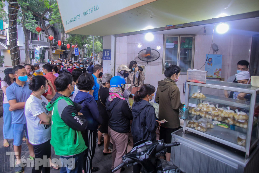 Người dân Hà thành xếp hàng mua bánh trôi, bánh chay từ tinh mơ