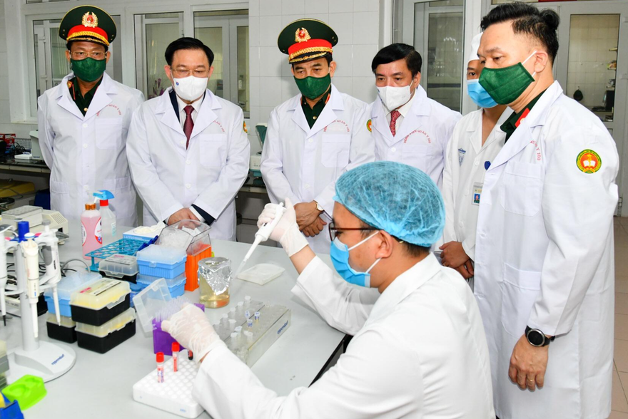Chủ tịch Quốc hội Vương Đình Huệ đã đến thăm và làm việc tại Học viện Quân y. Ảnh Như Ý