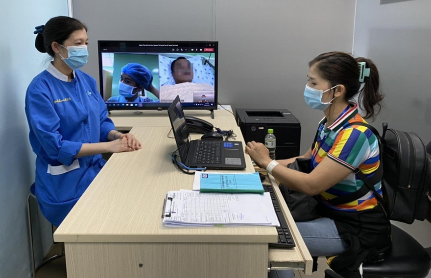 Người nhà thăm bệnh nhân trực tuyến tại BV Ðại học Y dược TPHCM