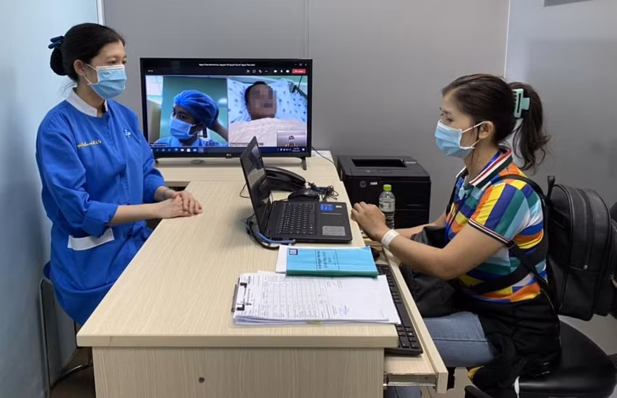 Người nhà thăm bệnh nhân trực tuyến tại BV Ðại học Y dược TPHCM