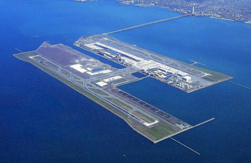 Các dự án lấn biển tác động đến môi trường biển. Trong ảnh là một công trình lấn biển ở Nhật Bản - sân bay quốc tế Kansai tại vịnh Osaka