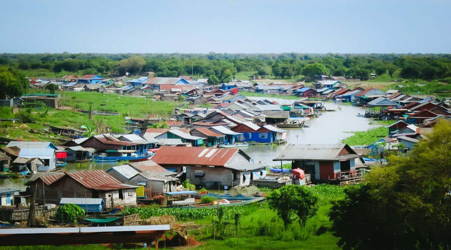 Một nhà nổi của người gốc Việt trên sông Tonle Sap.