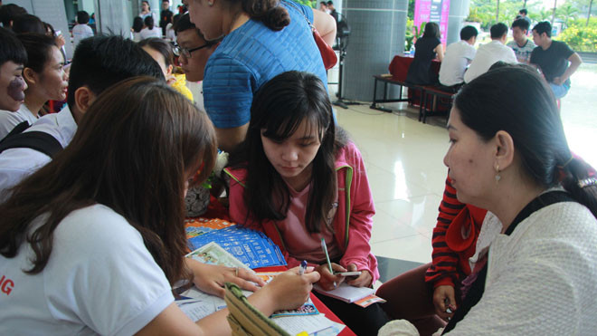 Thí sinh đang nghe tư vấn thay đổi nguyện vọng tại trường đại học Tôn Đức Thắng