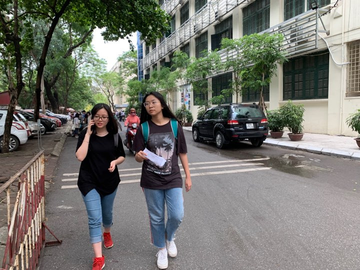 Thí sinh dự thi vào trường THPT chuyên Hà Nội sau buổi thi Ngữ Văn. Ảnh: Đỗ Hợp