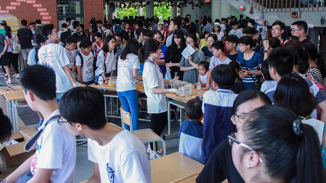 Với thông điệp “Khoa học không phải thứ gì đó quá cao siêu xa vời, nó là những thứ đơn giản xung quanh ta. Chỉ cần ta biết sáng tạo, mọi thứ đều là khoa học” - Triển lãm thu hút đông người tham gia.