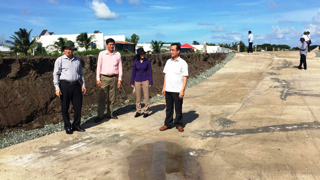 Ông Lê Văn Sử, Phó Chủ tịch UBND tỉnh Cà Mau khảo sát thực địa vụ sụp lún