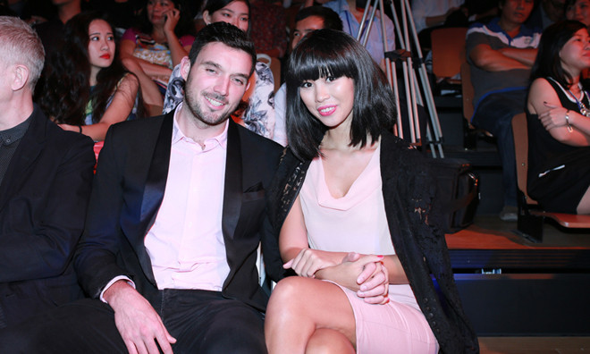 Tối qua siêu mẫu Hà Anh gây bất ngờ khi ăn mặc kín đáo, để tóc ngang vai lạ lẫm, tình tứ bên bạn trai ngoại quốc ở hàng ghế đầu theo dõi Elle Show.