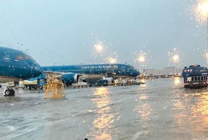 Nhiều chuyến bay nội địa và quốc tế phải điều chỉnh vì ảnh hưởng của bão số 6.