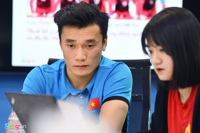 Thủ môn Bùi Tiến Dũng đang giao lưu với bạn đọc. Ảnh: Zing
