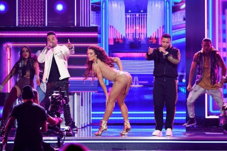 Trang phục quá táo bạo của Hoa Hậu Hoàn Vũ Zuleyka Rivera tại Grammy 2018