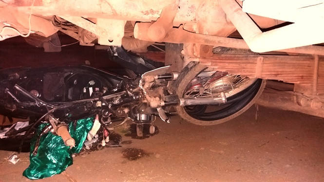 Đôi nam nữ chết thảm dưới dưới bánh xe tải