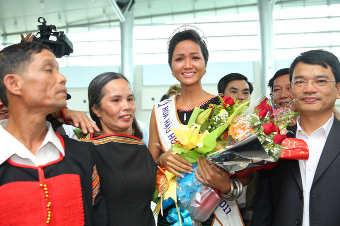  Vừa lao vào vòng tay cha mẹ, Hoa hậu H’Hen Niê đã bật khóc vì quá xúc động, thương nhớ. Ảnh: Vnexpress