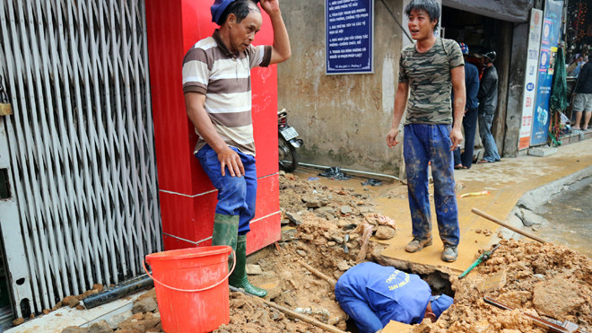 Đào vỉa hè để khảo sát đường ống dẫn nước sinh hoạt phía dưới
