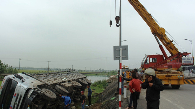 Lực lượng, phương tiện cứu hộ chuẩn bị cẩu xe tải gặp nạn ra khỏi hiện trường tai nạn. 