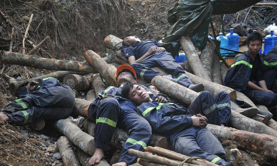 Chiến sĩ PCCC và CNCH giải lao giữa đợt giải cứu nạn nhân trong một vụ sập hầm khai thác than.