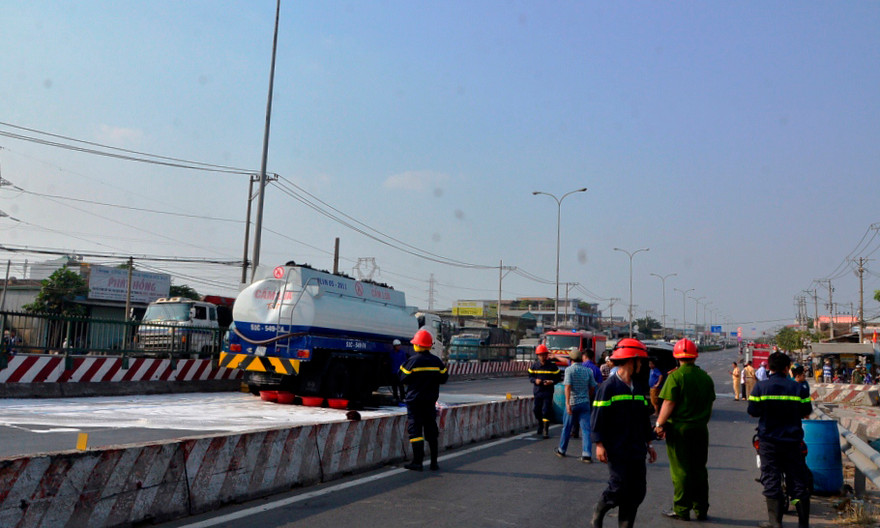 Lực lượng chức năng cứu hộ chiếc xe gặp nạn.