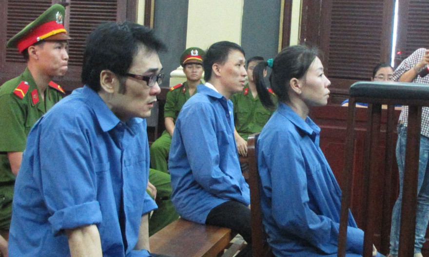 Bị cáo Ho (đeo kính) Long và Sang tại tòa sáng 16/3. Ảnh: Tân Châu.