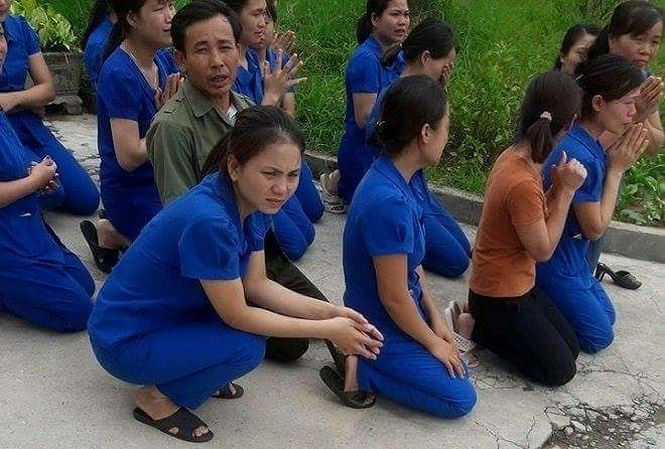 Tin nóng giáo dục: Cô giáo quỳ xin đừng đóng cửa trường