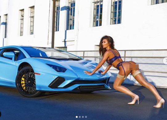 Jessica Naz mặc nội y ren trong suốt, tạo dáng đầy 'khiêu khích' bên ô tô