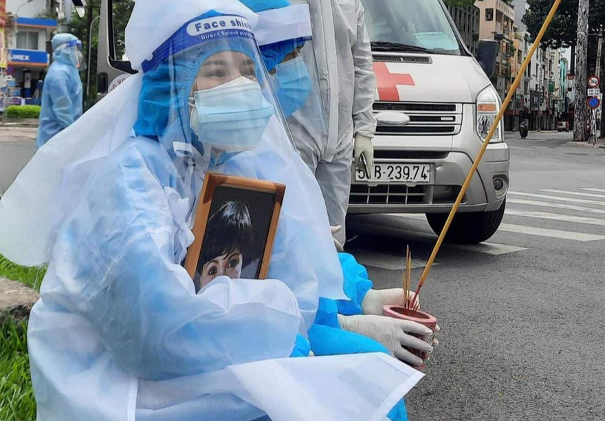 Nghệ sỹ Bình Tinh nén đau thương, lo liệu cho mẹ là nghệ sỹ Bạch Mai và những người thân