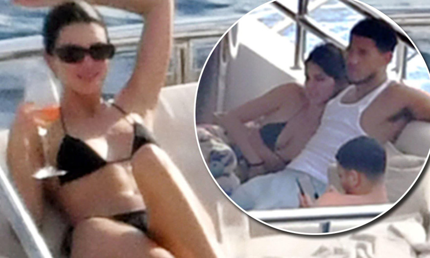 'Siêu mẫu đắt giá nhất thế giới' dáng nuột với bikini, hiếm hoi lộ ảnh âu yếm bạn trai 