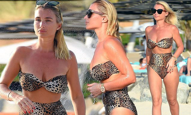 Billie Faiers khoe dáng nóng bỏng với bikini da báo