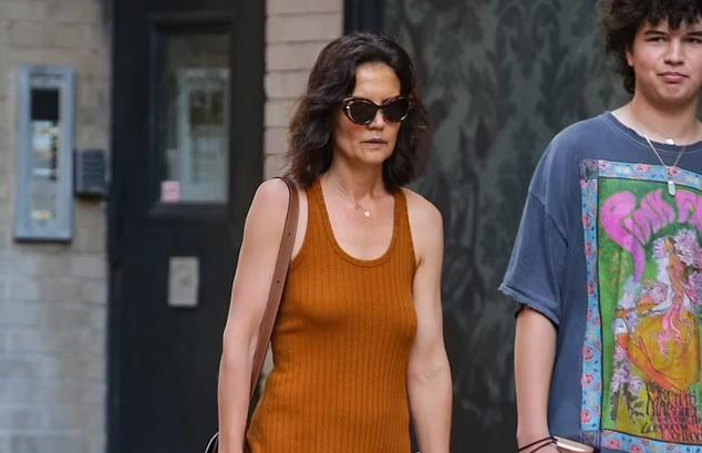 Katie Holmes 'thả rông' ra phố với sắc vóc già nua, xập xệ