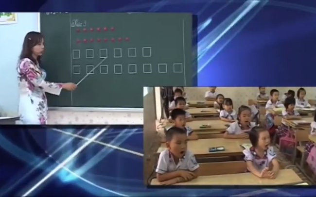 Học sinh đọc thơ bằng cách chỉ vào những ô vuông, hình tròn gây “bão” mạng.