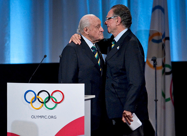 Cựu Chủ tịch FIFA Joao Havelange (trái) qua đời ở tuổi 100. Ảnh: AP