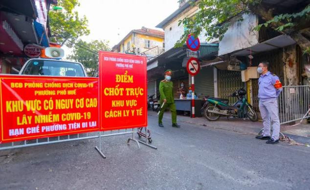 Trên phố Nguyễn Công Trứ, nhiều con ngõ bị phong toả tạm thời