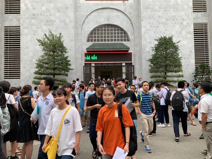 Thí sinh ra khỏi phòng thi môn Lý, Hóa chiều nay tại trường Khoa học tự nhiên. Ảnh: Đỗ Hợp