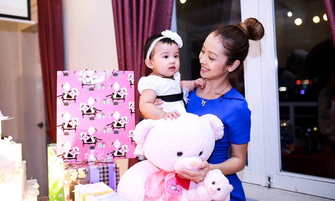 Bé Na, con gái Jennifer Phạm xinh như công chúa trong lễ thôi nôi hôm 10/6.