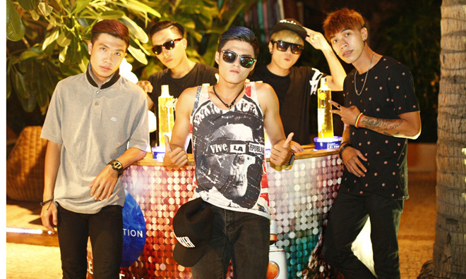 Lâm Vinh Hải cực ngầu bên cạnh các thành viên của nhóm nhảy MTE Dance crew trong bữa tiệc Summer Peach Party tổ chức trên bãi biển Nha Trang.