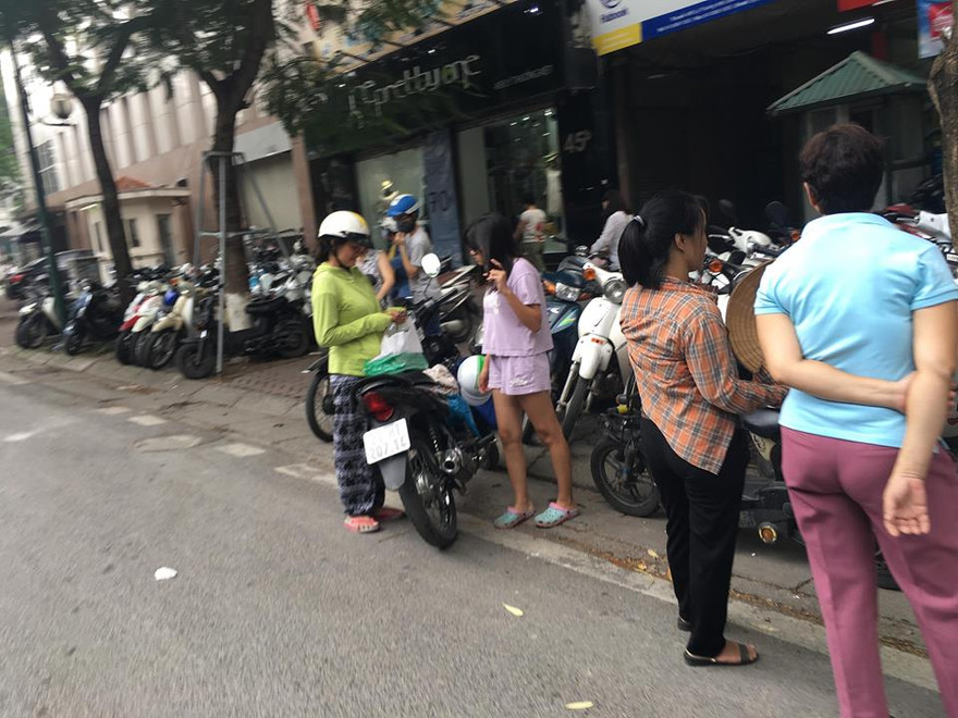 Hai 'nhân viên' trên đường Lý Thường Kiệt nói sách lớp 1, lớp 6 và lớp 10 đều đủ, chỉ giá là đắt thôi. Ảnh: Đỗ Hợp