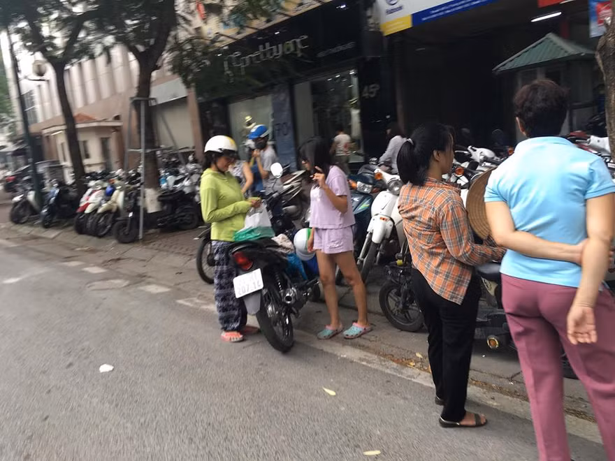 Hai 'nhân viên' trên đường Lý Thường Kiệt nói sách lớp 1, lớp 6 và lớp 10 đều đủ, chỉ giá là đắt thôi. Ảnh: Đỗ Hợp