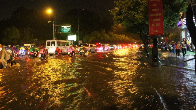Nhiều tuyến đường nội ô TPHCM bị ngập trong cơn mưa trái mùa chiều tối 1/4 