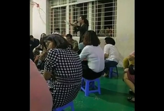 Vị phụ huynh cũng là giáo viên gây phẫn nộ với phát biểu kỳ thị cha mẹ đơn thân và gia đình nghèo. Ảnh cắt từ clip.