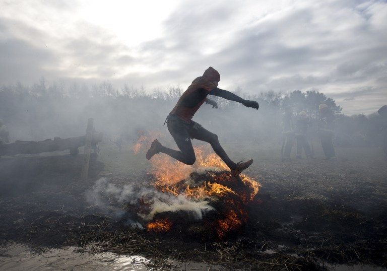 Màn nhảy qua lửa thách thực lòng dũng cảm của người chơi